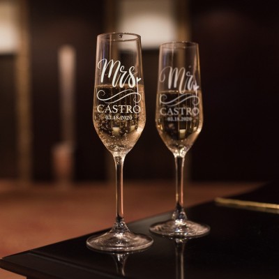 Personalized Champagne Flutes Set of 2 Wedding Glasses for Bride and Groom Mr and Mrs Toasting Glasses Wedding Decor